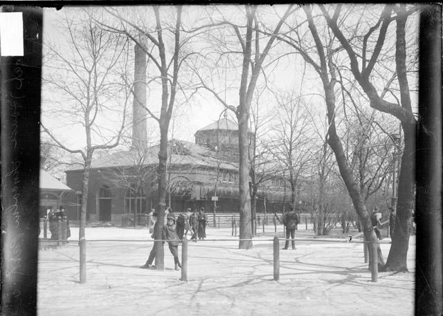 ecc animal house at the lincoln park zoo with pedestrians walk