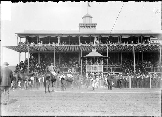 ecc-hawthorne-race-track-group-of-racehorses-jockeys-and-han