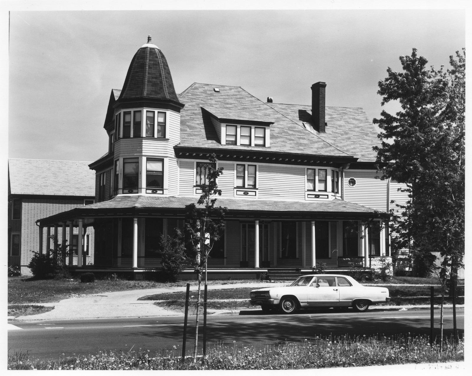 ECC 4605 North Hermitage Avenue